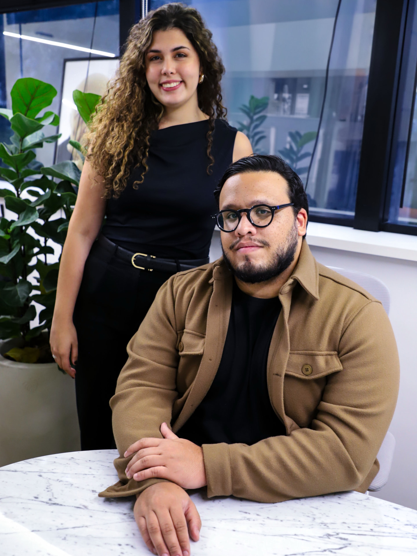 Julianna e Matheus, sócios da Domus, no escritório